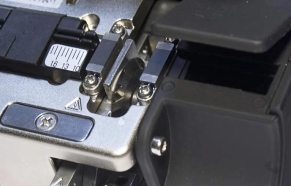 KIWI-6231 Скалыватель оптический